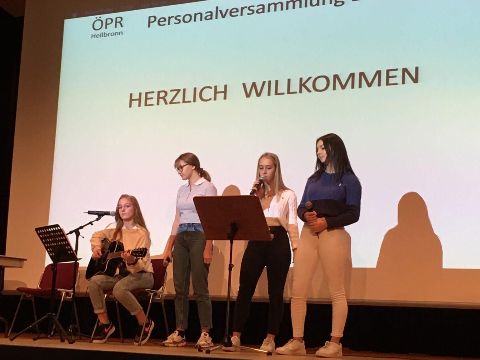 Mitglieder der Schulband treten vor mehr als 500 Lehrern auf - Fritz-Ulrich-Schule Heilbronn